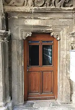 Puerta bajo el pórtico del Hôtel du Vieux-Raisin.