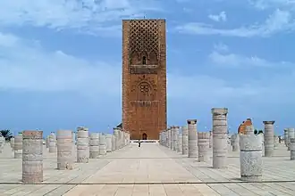 Torre Hasan, alminar de la mezquita mandada construir por sultán almohade Yaqub al-Mansur (siglo XII) en Rabat