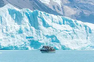 Crucero turístico junto a la cara norte.