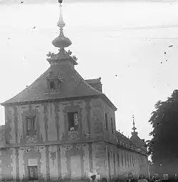 Vista del edificio desde el noreste, en que pueden apreciarse la rica decoración de su fachada (José Salvany y Blanch, 1915)