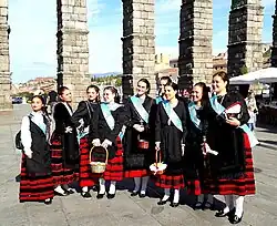 Traje tradicional segoviano vestido por las locales para festeja Santa Águeda