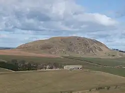 Traprain Law desde el Monumento Balfour. Sobre la colina existe un castro y lugar de enterramiento.