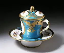 Trembleuse o Gobelet et soucoupe enfoncé de Sèvres c. 1776 diseñada para beber chocolate caliente