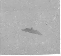 Perfil vago de un OVNI con forma similar al retrovisor de un coche