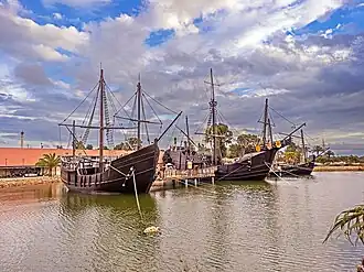 Réplica de «Las tres Carabelas» en el Muelle de las Carabelas de Palos de la Frontera