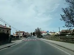 Calle Real de Trescasas a su paso por la localidad de [[Trescasas]]