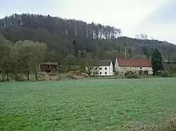 Antiguo molino hidráulico en las afueras, al Oeste