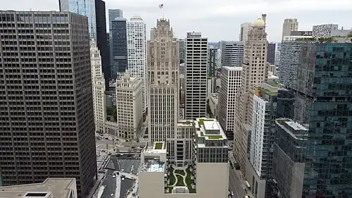 Tribune Tower en julio de 2021, con adiciones notables en parte de la conversión del condominio.
