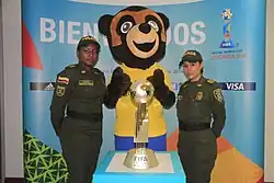 La mascota junto al trofeo de la Copa Mundial