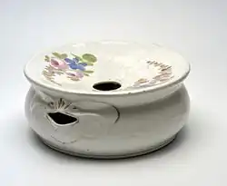 Escupidera de porcelana. De factura anterior a 1964. Tropenmuseum.