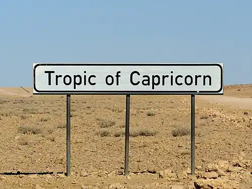 Una señal que marca el Trópico de Capricornio a su paso por Namibia.