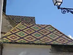 tejado de estilo borgoñón en tejas esmaltadas.