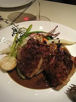 Trufas, costillas de cerdo y tocino a la parrilla.