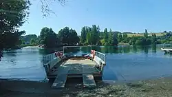 Barcaza del cruce del Río Bueno