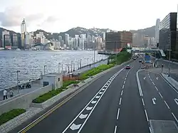 Salisbury Road por la costa de Tsim Sha Tsui Este.