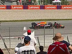 Yuki Tsunoda compitiendo con Red Bull en el GP de España de 2025