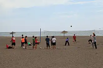 Grupo de amigos jugando al volei-playa en la playa de Gran Tarajal