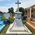 Tumba con cruz católica en Quezaltepeque