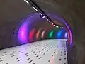 Túnel de combinación, iluminado con los colores de la bandera arcoíris como parte de la celebración del Día del Orgullo LGBT en junio de 2021.