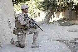 Soldado estadounidense en posición arrodillada.