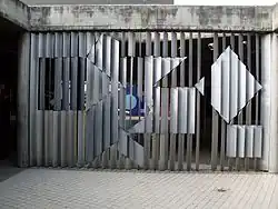 Escultura de Victor Vasarely. Título: Positivo-Negativo. Año: 1954. Ubicación: Hall externo de la Sala de Conciertos, frente al mural de Pascual Navarro.Universidad Central de Venezuela.