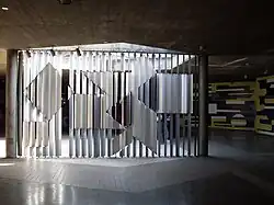 Escultura de Victor Vasarely. Título: Positivo-Negativo. Año: 1954. Ubicación: Hall externo de la Sala de Conciertos, frente al mural de Pascual Navarro.Universidad Central de Venezuela.