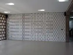 Mural de Víctor Valera Título: Positivo. Año: 1956. Ubicación: Entrada principal, pared este.