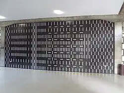 Mural de Víctor Valera Título: Negativo. Año: 1956. Ubicación: Entrada principal, pared oeste.