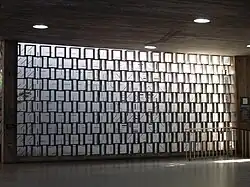 Mural de Víctor Valera, Edificio de la Facultad de Arquitectura y Urbanismo. Planta baja, al lado de la rampa de acceso a la Biblioteca.