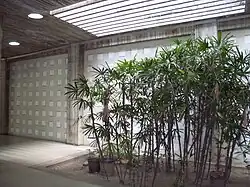 Mural de Víctor Valera Título: Sin título. Año: 1956. Ubicación: Edificio de la Facultad de Arquitectura y Urbanismo. Planta baja, muro que divide el hall de la Biblioteca y el cafetín.