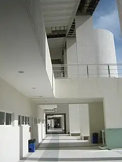 Pasillos internos de la Universidad del Caribe, días después del huracán Wilma.