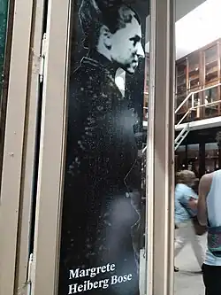 Fotografía de Heiberg Bose en la puerta del Museo de Física de la Universidad Nacional de La Plata.