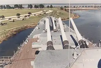 Vista de la proa y sus baterías.