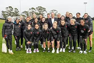Rodman con la selección de Estados Unidos y el segundo caballero Douglas Emhoff en julio de 2023