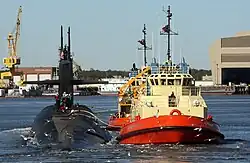 USS Rhode Island (SSBN-740) siendo escoltado por remolcadores a Kings Bay.