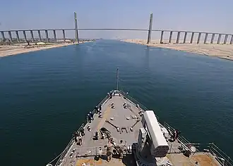 El buque de guerra norteamericano USS Ashland (LSD 48), a punto de pasar bajo el Puente del Canal de Suez