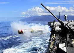 El USS O'Kane (DDG-77) disparando un torpedo en el año 2011.