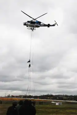 La Unidad de Aviación de la Policía de Parques realiza un ejercicio de entrenamiento con el Equipo SWAT.