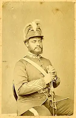 El Príncipe 'Uelingatoni Ngū con el traje real