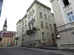 Calle Niepodległości (de la Independencia) con el ayuntamiento en el fondo