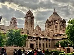 El Palacio Umaid Bhawan (1929-1942) de Jodhpur, diseñado por Henry Vaughan Lanchester en una fusión de estilo Beaux-Arts y estilo tradicional rajput, es uno de los palacios reales más grandes del mundo.