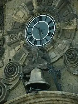 El reloj tiene un orificio.