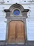 Una de las puertas laterales de la fachada.