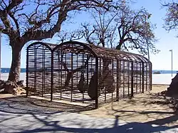 Una habitación donde siempre llueve (1992), de Juan Muñoz, plaza del Mar.