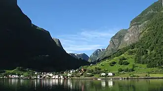 Undredal, vista desde el fiordo de Sogne.