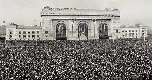 Una multitud frente a Union Station para la inauguración de 1921 del sitio Liberty Memorial.
