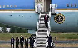 Trump baja del Air Force One