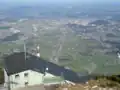 Vista de la cuenca de Salzburgo desde la cima del Untersberg. El aeropuerto de Salzburgo se encuentra a la izquierda y la ciudad de Salzburgo a la derecha