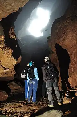 Bioespeleologoak Urallaga Sistemako kobazulo batean (Trianoko mendiak, Galdames).