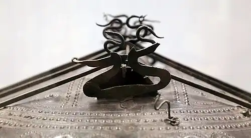 Urna de bronce en forma de cabaña, procedente de la necrópolis de Osteria, circa 800-750 a. C.